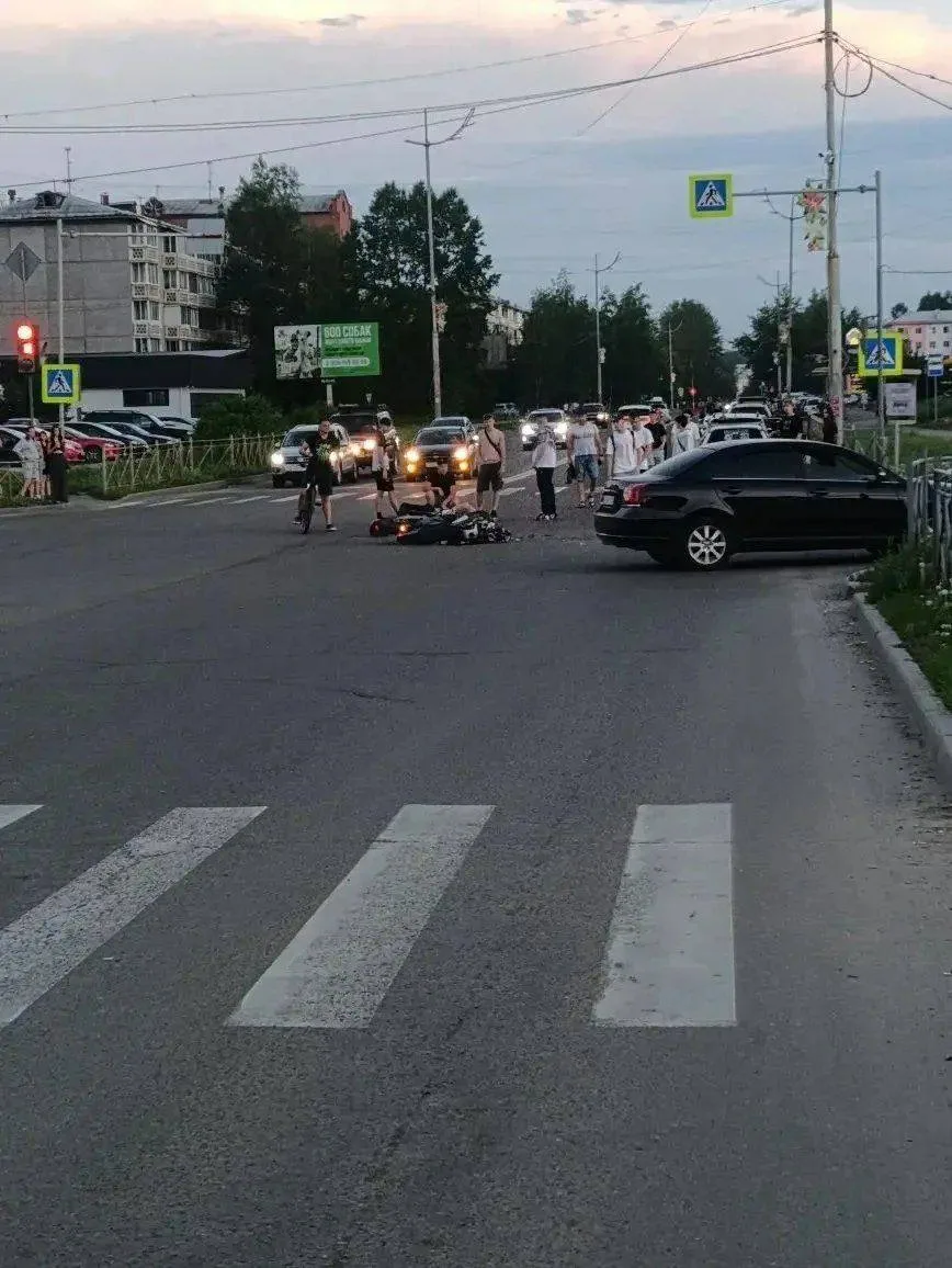 Мотоциклист вчера решил проверить, насколько крепкие у него кости. Результат — разбитый...