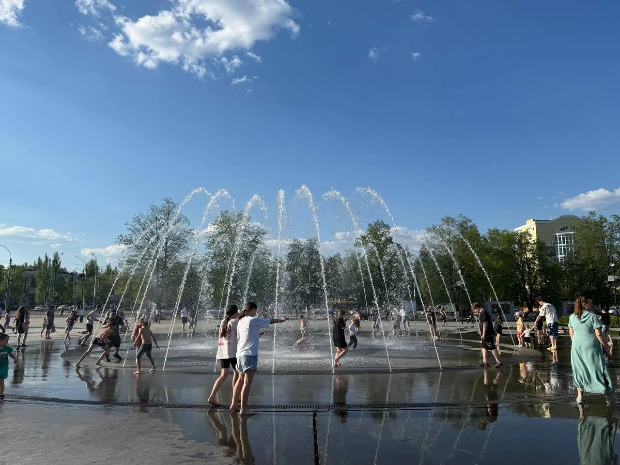 В фонтане у «Звёздного» купаться нельзя  Как бы ни тянуло в жару, это не место для отдыха. Вода здес