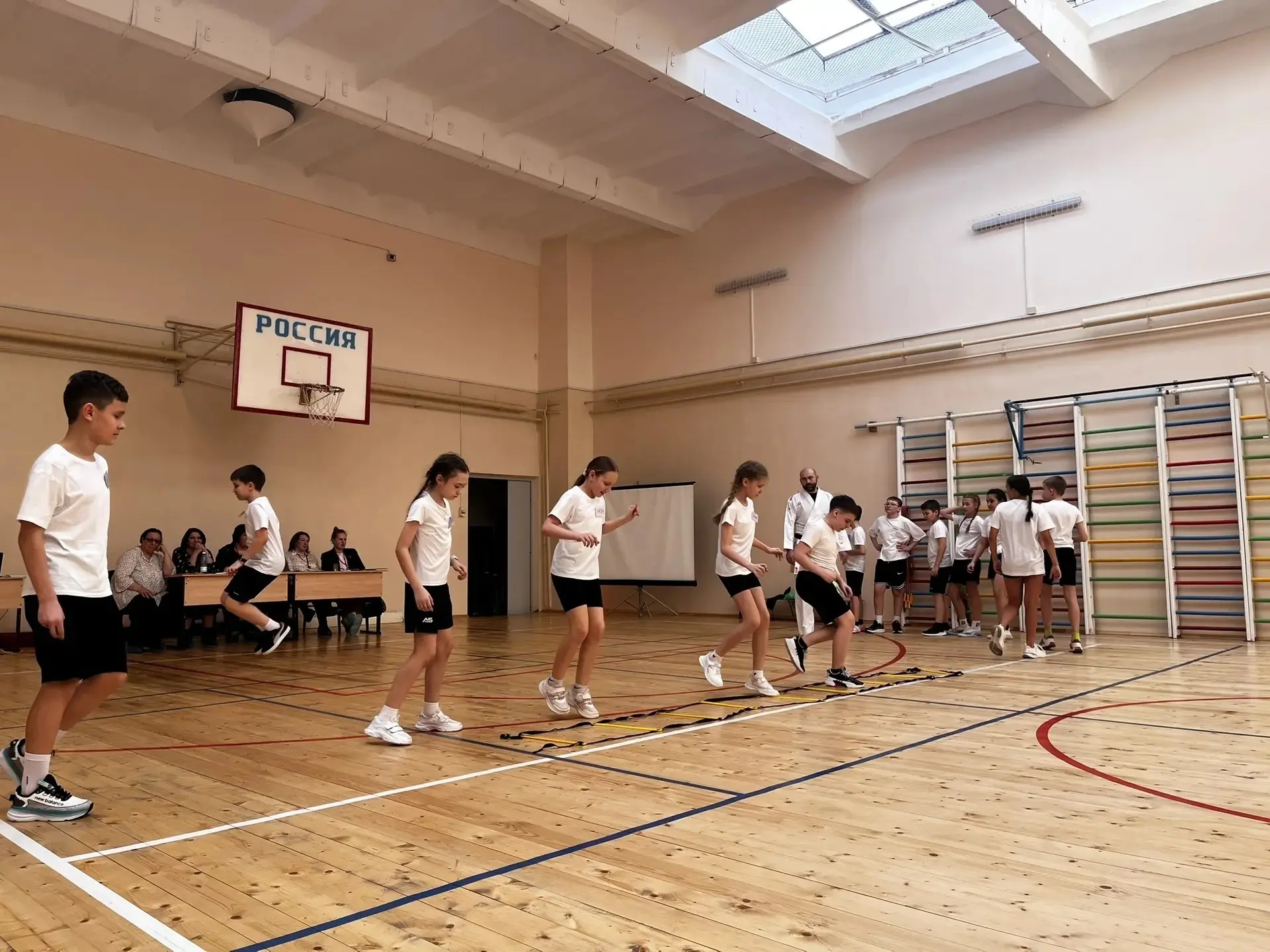 🥋 Ученики 5Г и 6Б классов посетили открыты урок по каратэ на конкурсе «Сердце отдаю детям»!  🏫 На ба