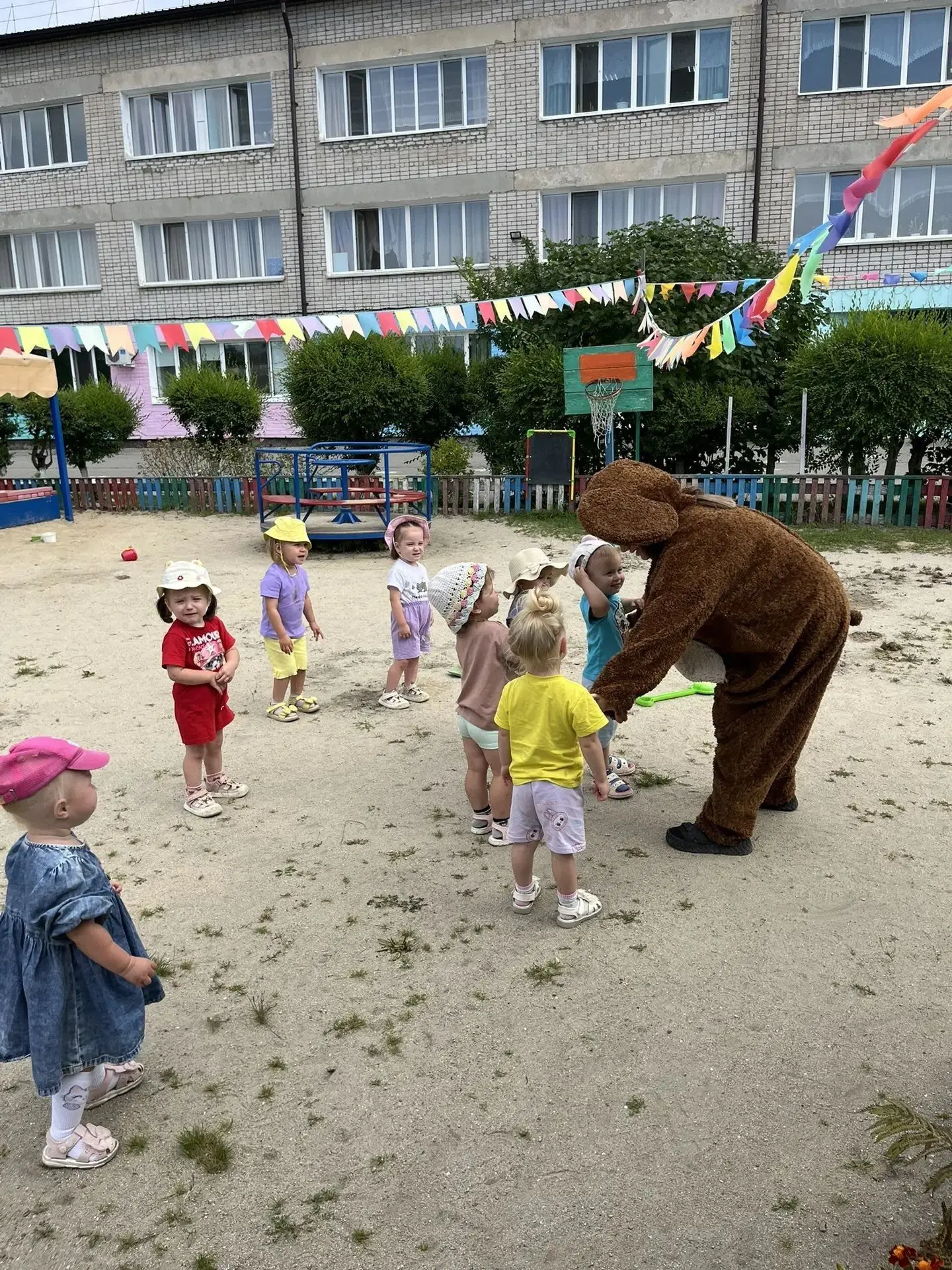 Чебурашка на прогулке: раскраски вместо апельсинов!🌞 🐻