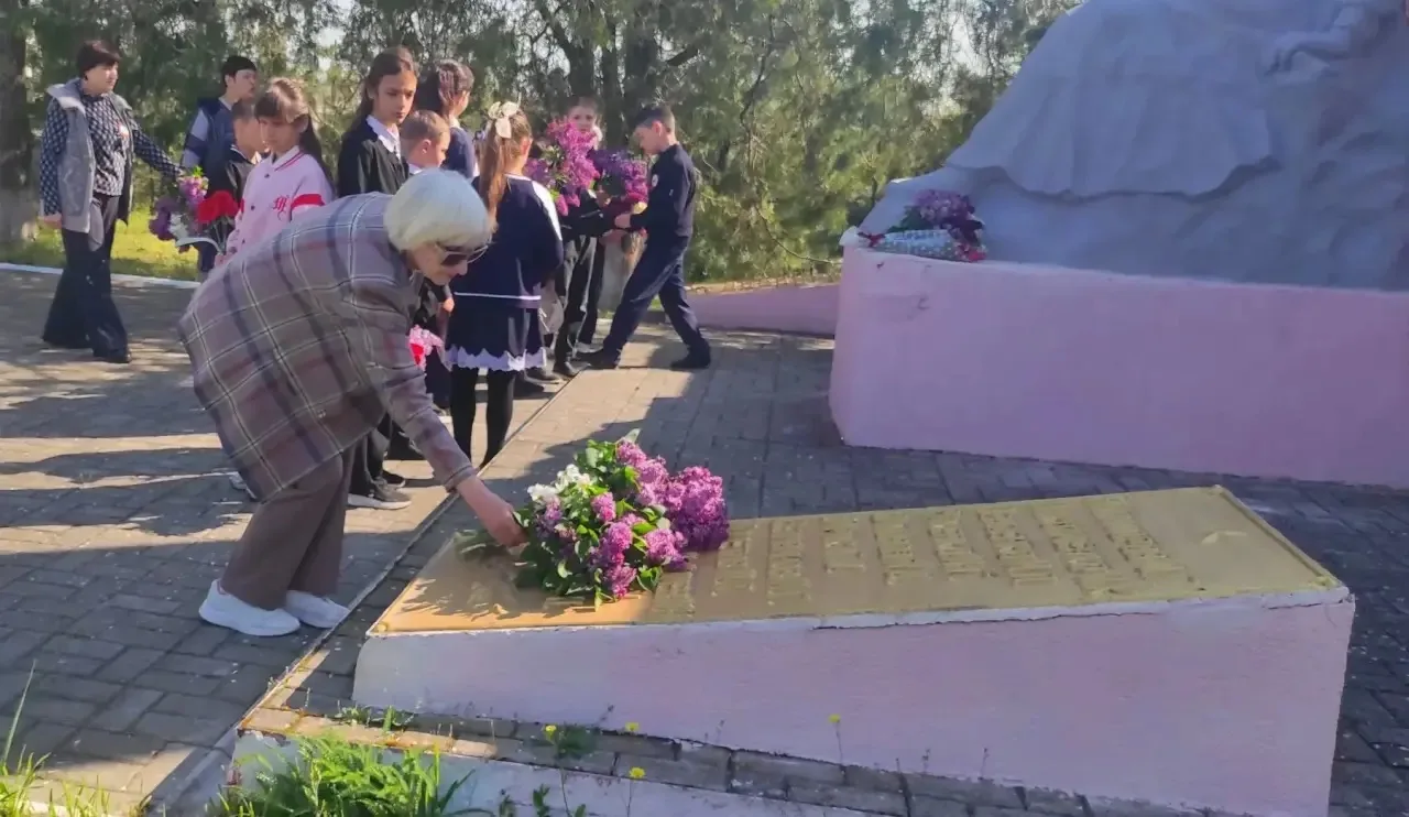 Возложение цветов к братской могиле воинов ВОВ!