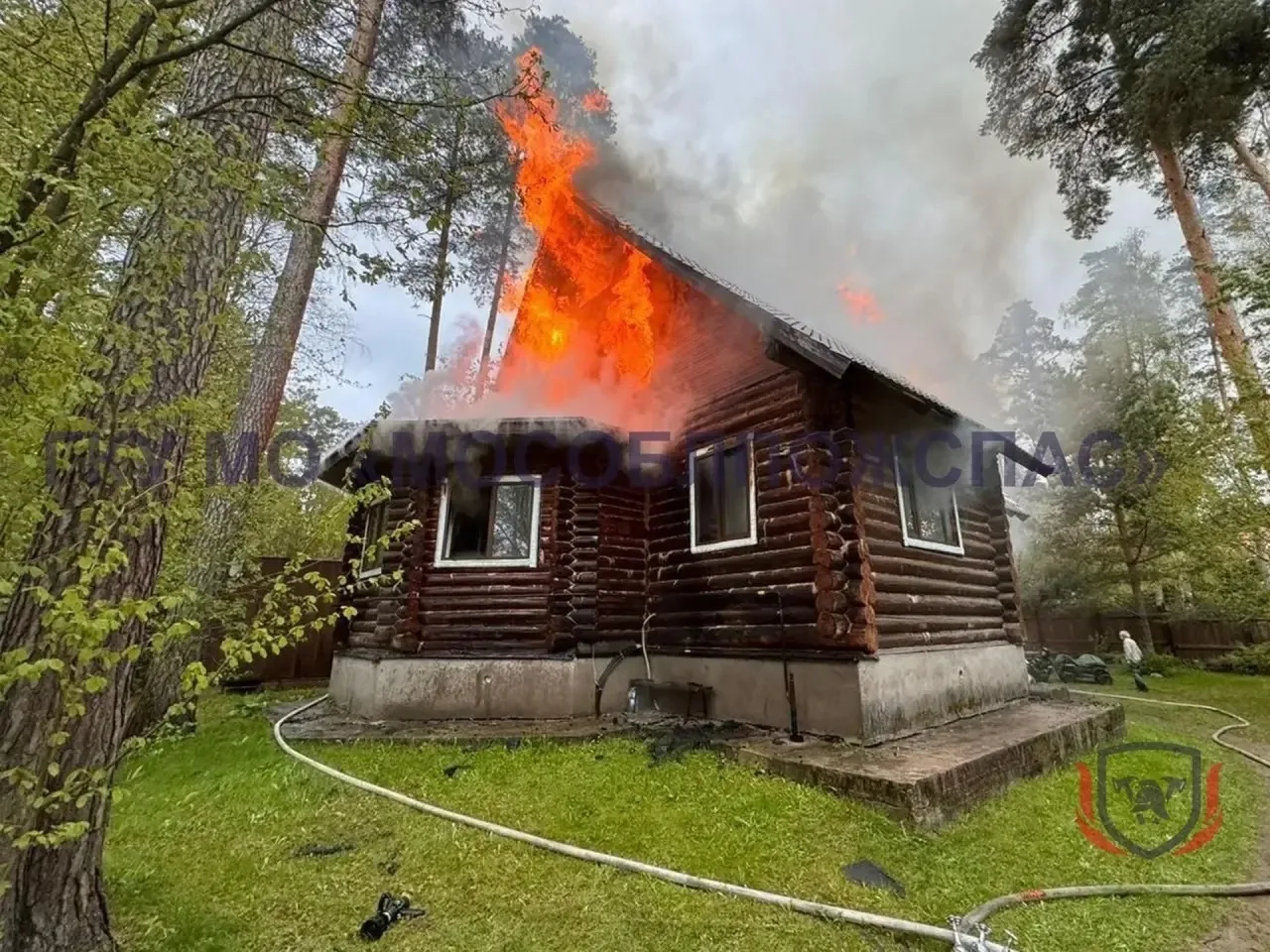 Огнеборцы ликвидировали пожар в Истринском округе.