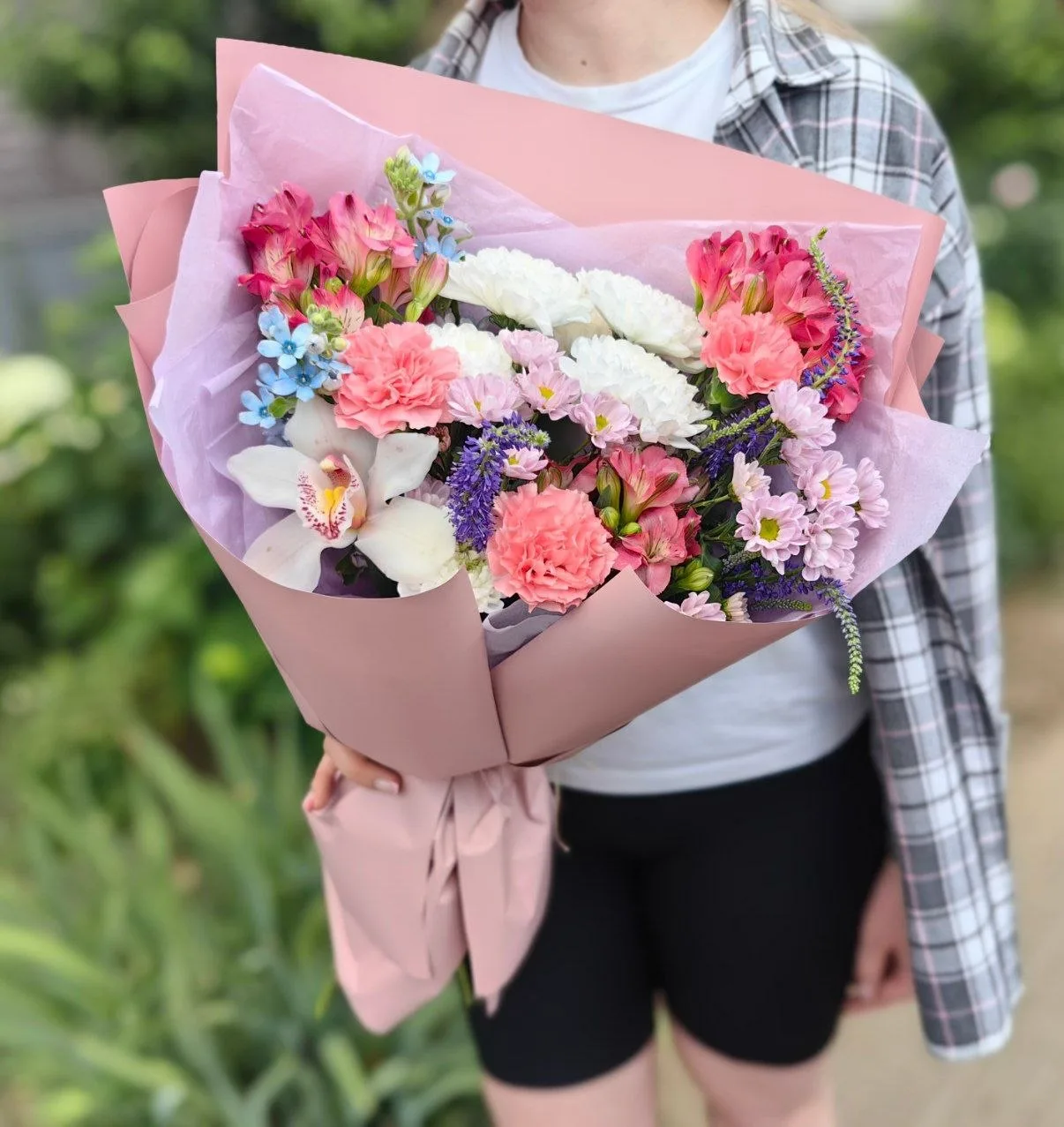 Уют в цветах 🎀🌷

Небольшой букетик, созданный для тёплых встреч и приятных сюрпризов 🌿

Красота, 