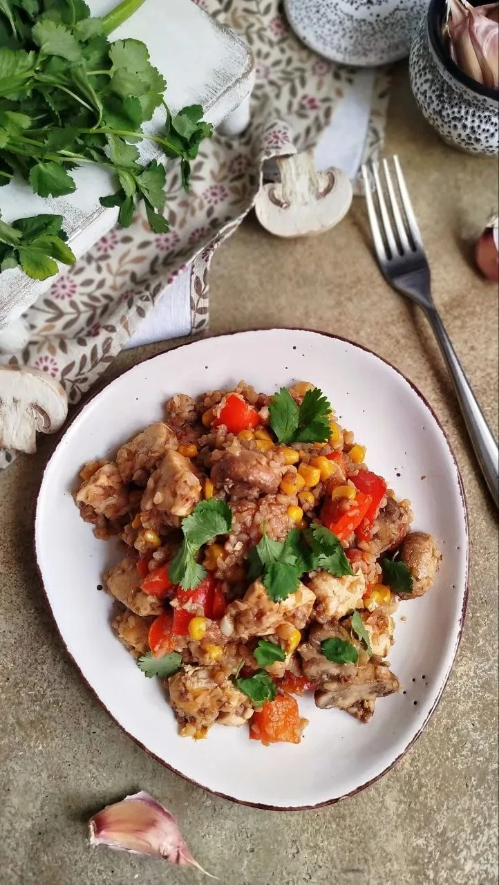 Обед: стир-фрай из гречки с курицей, грибами и разным другим   Кусочки грудки здесь получаются очень