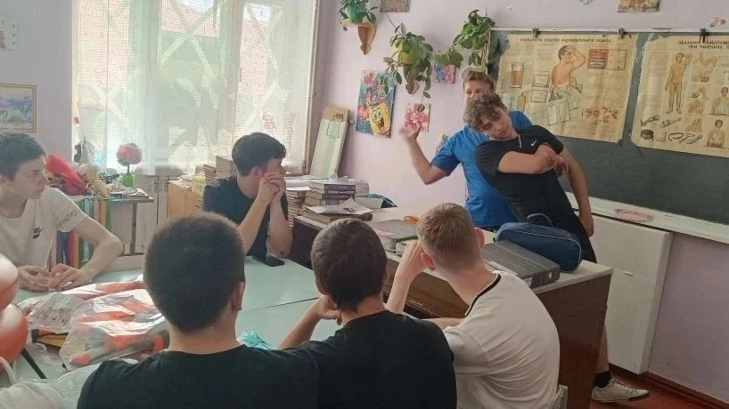 Наш активист ШСО ВСКС "Шанс" Сергей Стародубцев провел сегодня интерактивное занятие по спасению на 