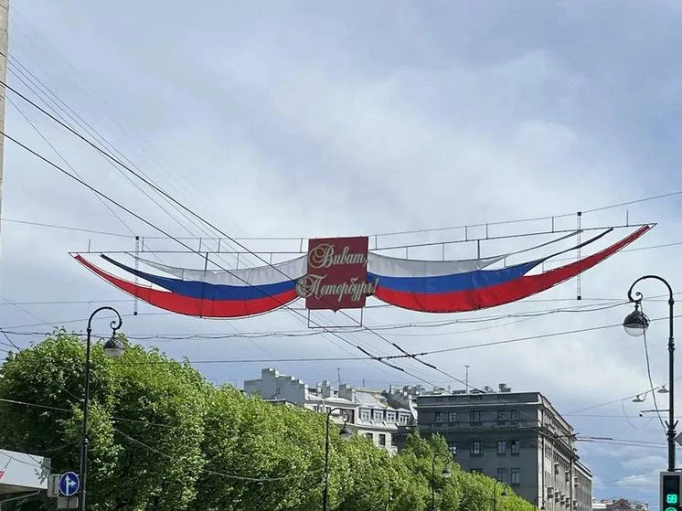В Петербурге Петроградскую сторону украсили ко Дню города  Санкт-Петербург отпразднует свой День рож