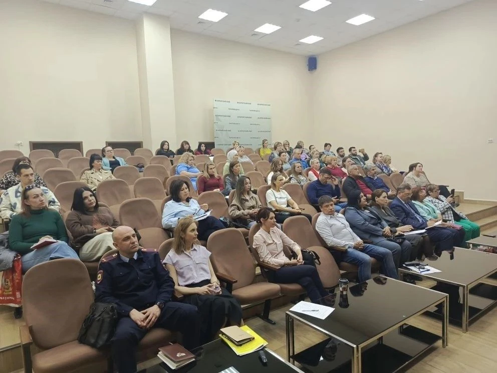 📌 На Камчатке прошла стратегическая встреча с работодателями, привлекающими иностранны...
