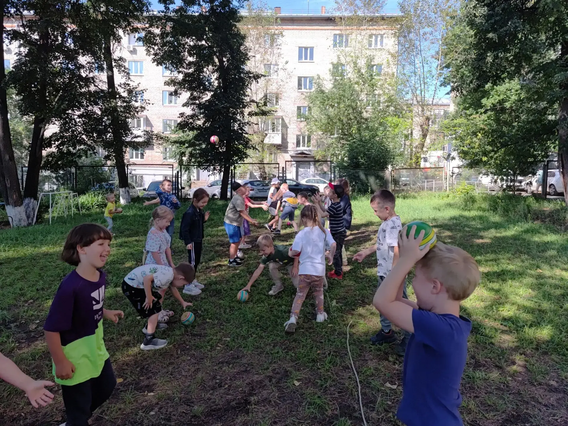 Сегодня наш сад превратился в яркую площадку из-за огромного количества разноцветных мя...