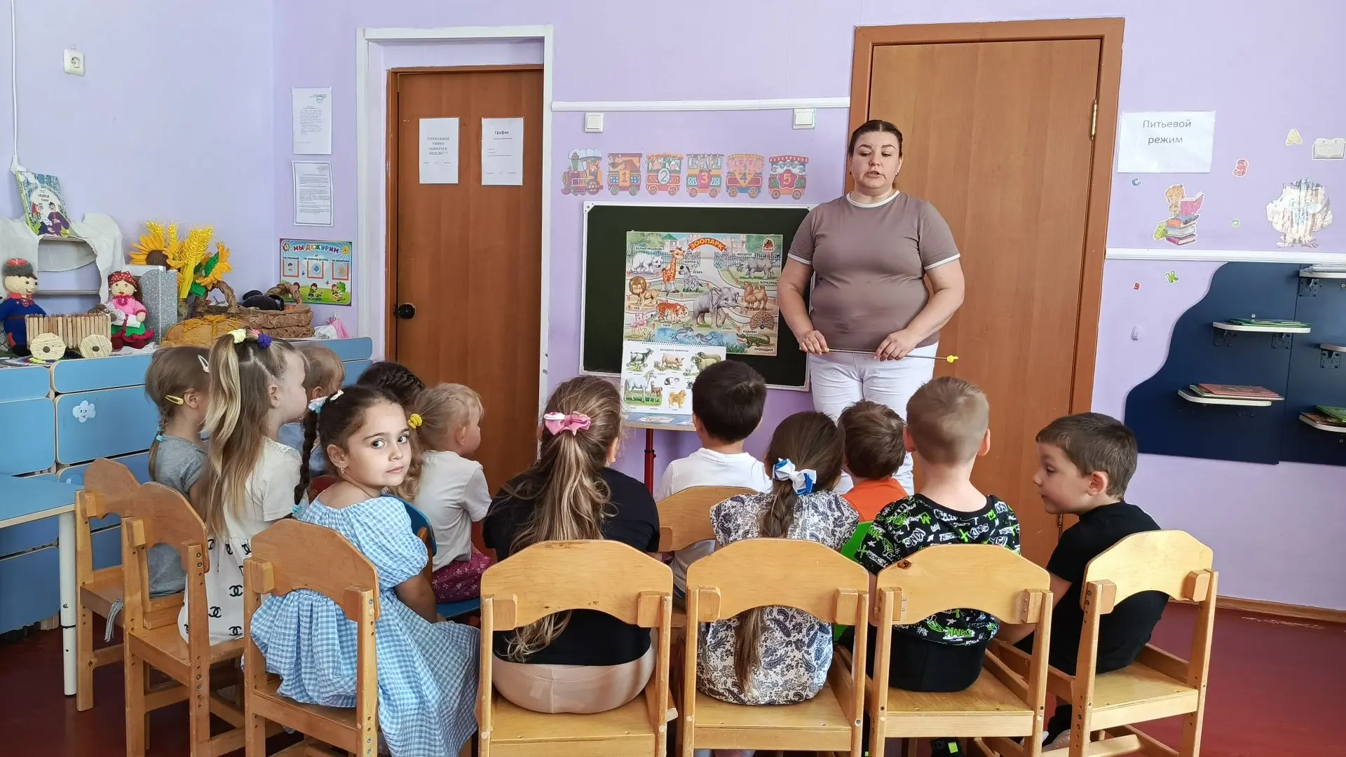 Сегодня  для воспитанников младшей группы была организована беседа на тему "Дикие и дом...