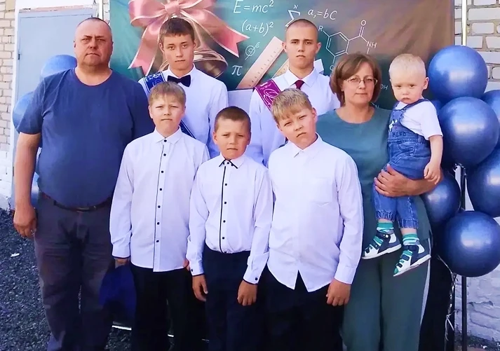 👨‍👩‍👧‍👦 Многодетная семья из Шатровского округа поблагодарила губернатора за заботу