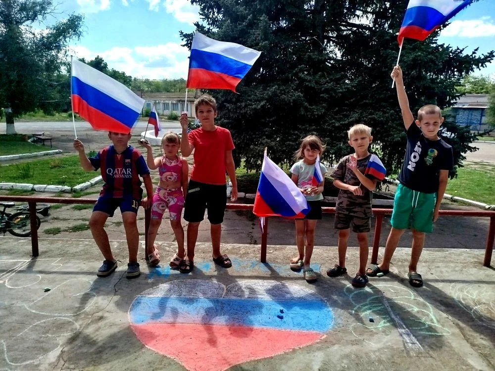МБУ"ДЕСДК". Рисунки на асфальте "Моя Россия". В своих рисунках дети отобразили свою люб...