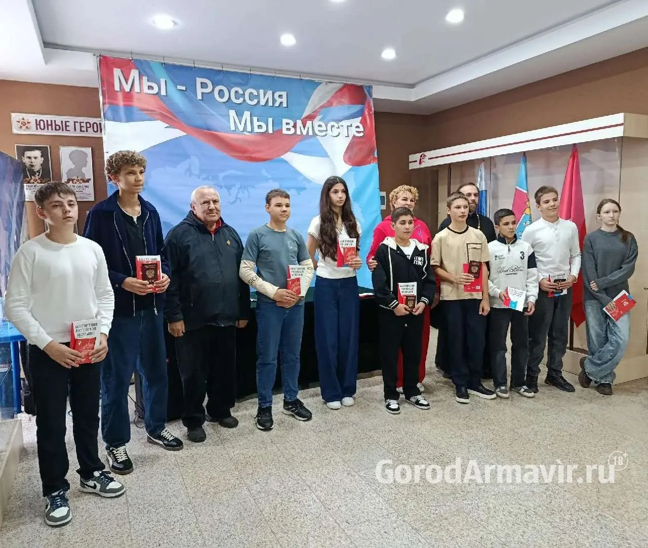 В День воссоединения новых регионов с РФ в Армавире вручили паспорта 10 юным гражданам