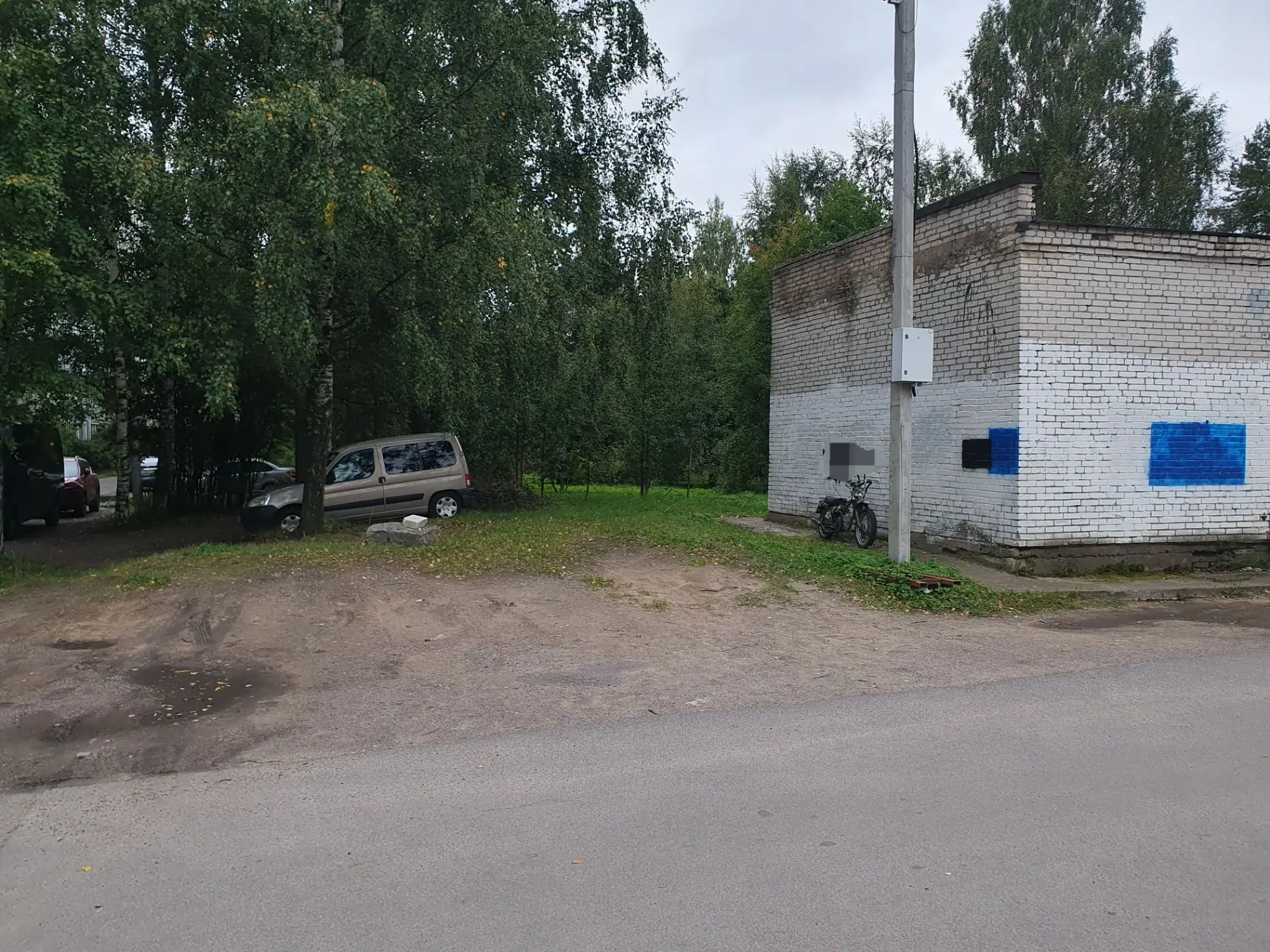 У Россетей в Сертолово исчезла электро-заправка. А я хотел уже теслу купить, теперь в р...