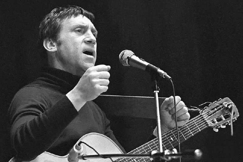 25 июля

Сегодня Годовщина смерти поэта, актера и барда Владимира Семёновича Высоцкого.

Владимир Вы