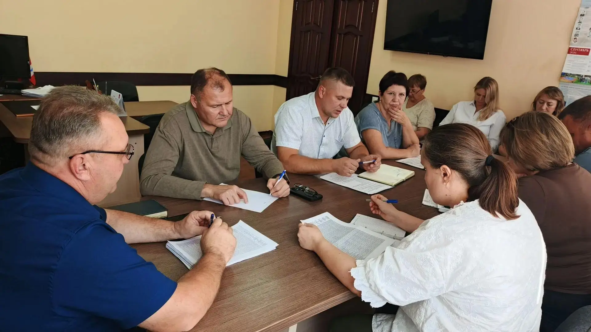Сегодня глава Нововаршавского района Василий Киореско провел совещание с руководителями...