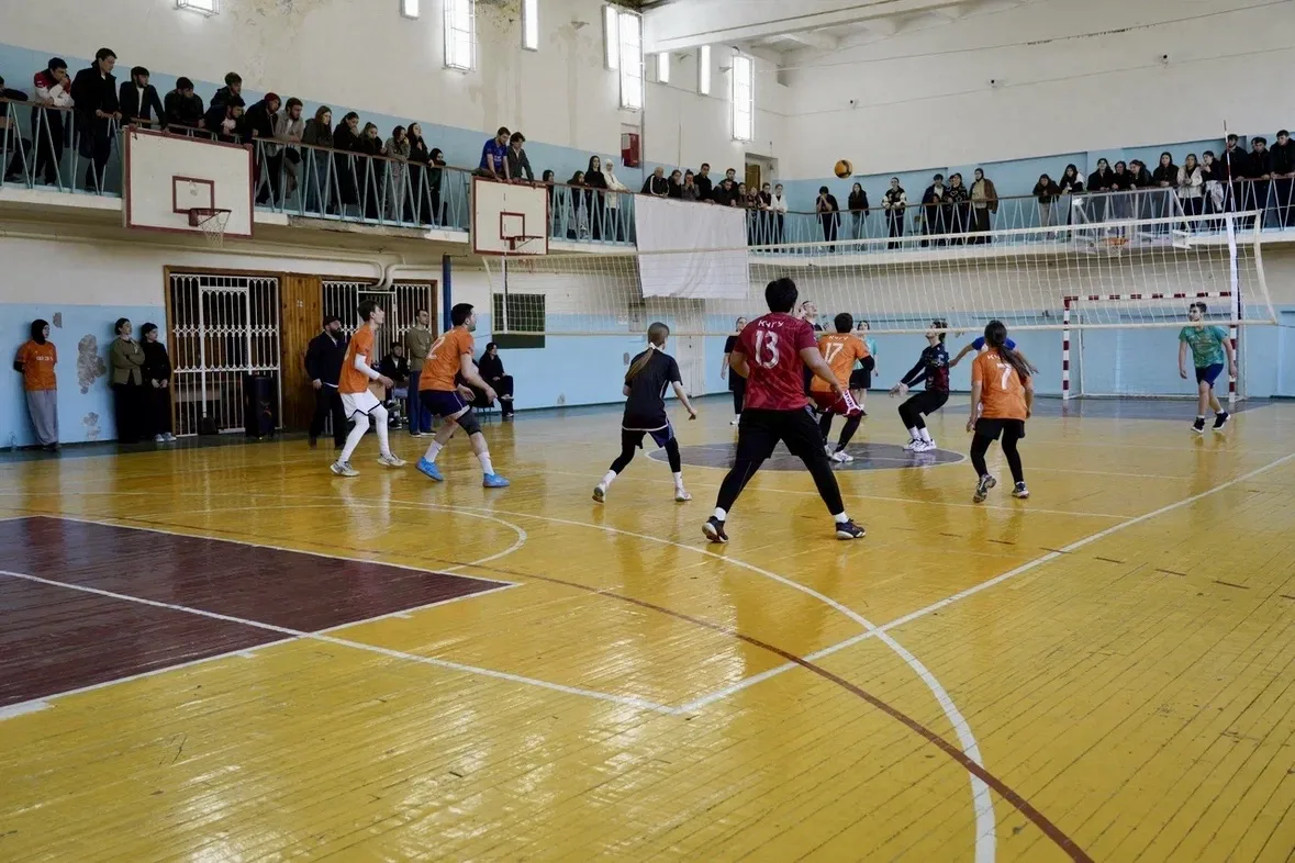 🏐 В КЧГУ проходит турнир по микс-волейболу!  Уже завтра, 15 апреля,  финал!   Приходите болеть за сп