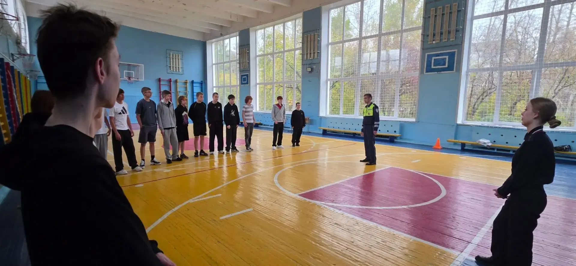 На днях в стенах нашей школы состоялась важная встреча учащихся с сотрудником Госавтоин...