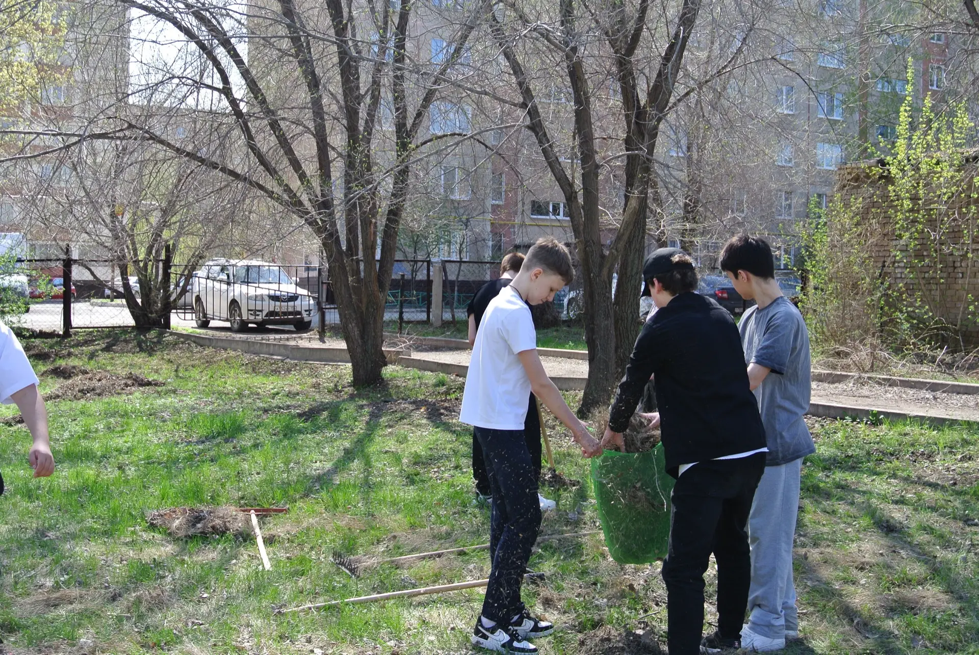 В среду дружно вышли на субботник 💪 классы: 11А, 5А, 7В, 7Б.    Хорошо потрудились на школьном дворе