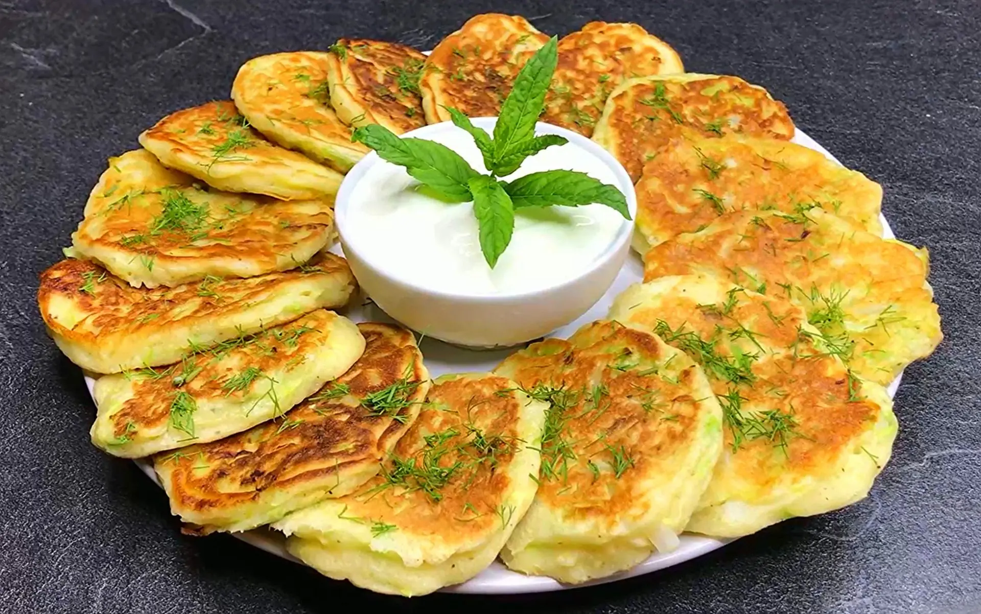Капустные оладьи

Вкус у оладушек очень схож с жареными пирожками с капустой, только готовятся оладь