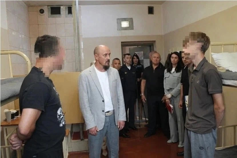 Уполномоченный по правам человека в Кузбассе Василий Борисов посетил изолятор временног...