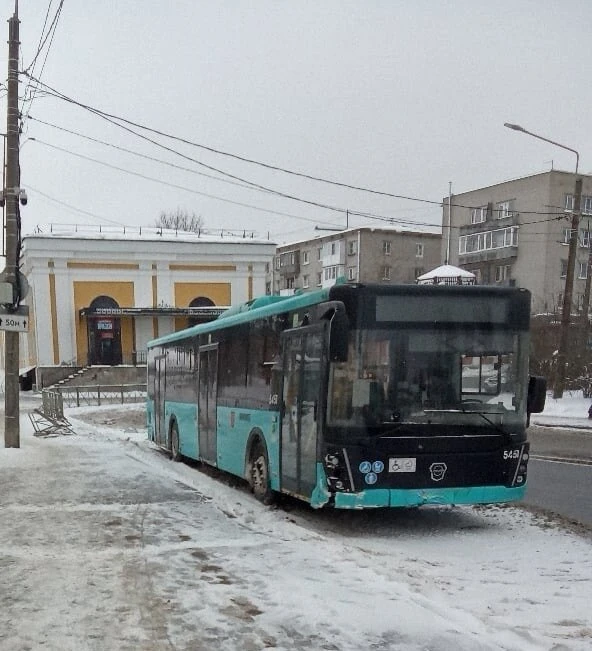 ДТП на вокзале, автобус снёс три секции ограждения.