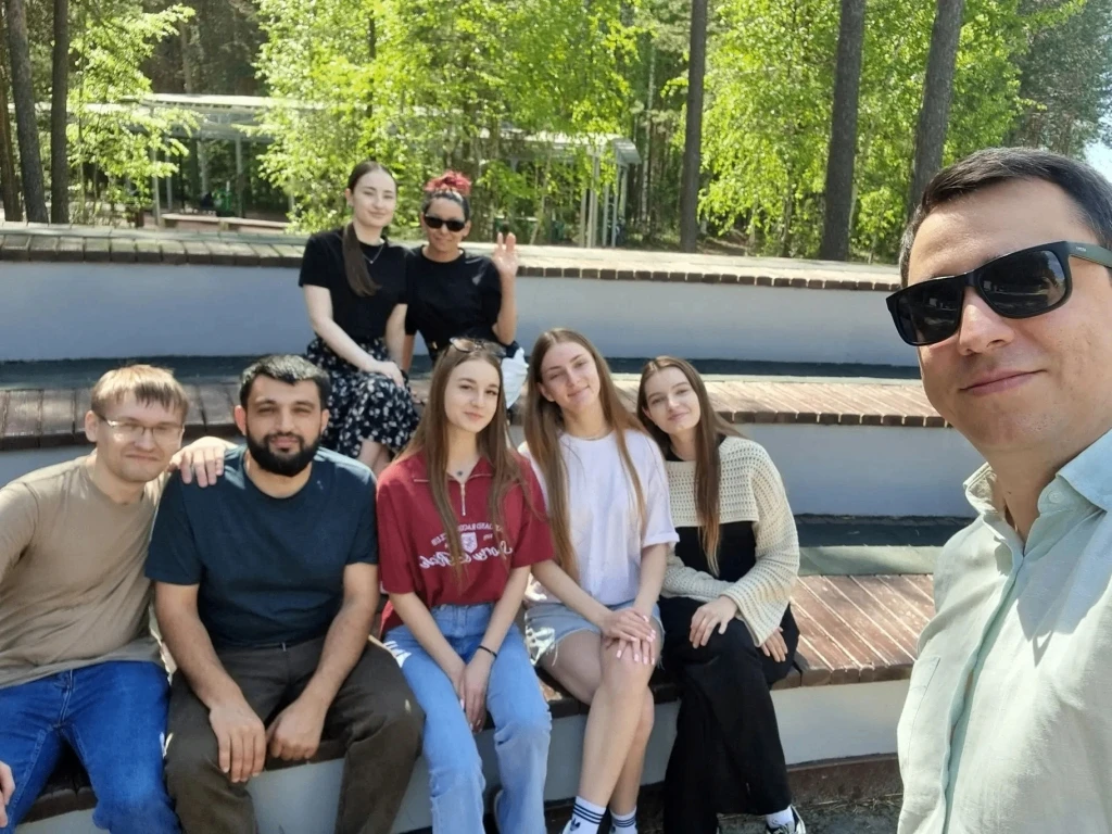 🌿 Социология на свежем воздухе: как студенты-соцработники устроили «прогулку с пользой»