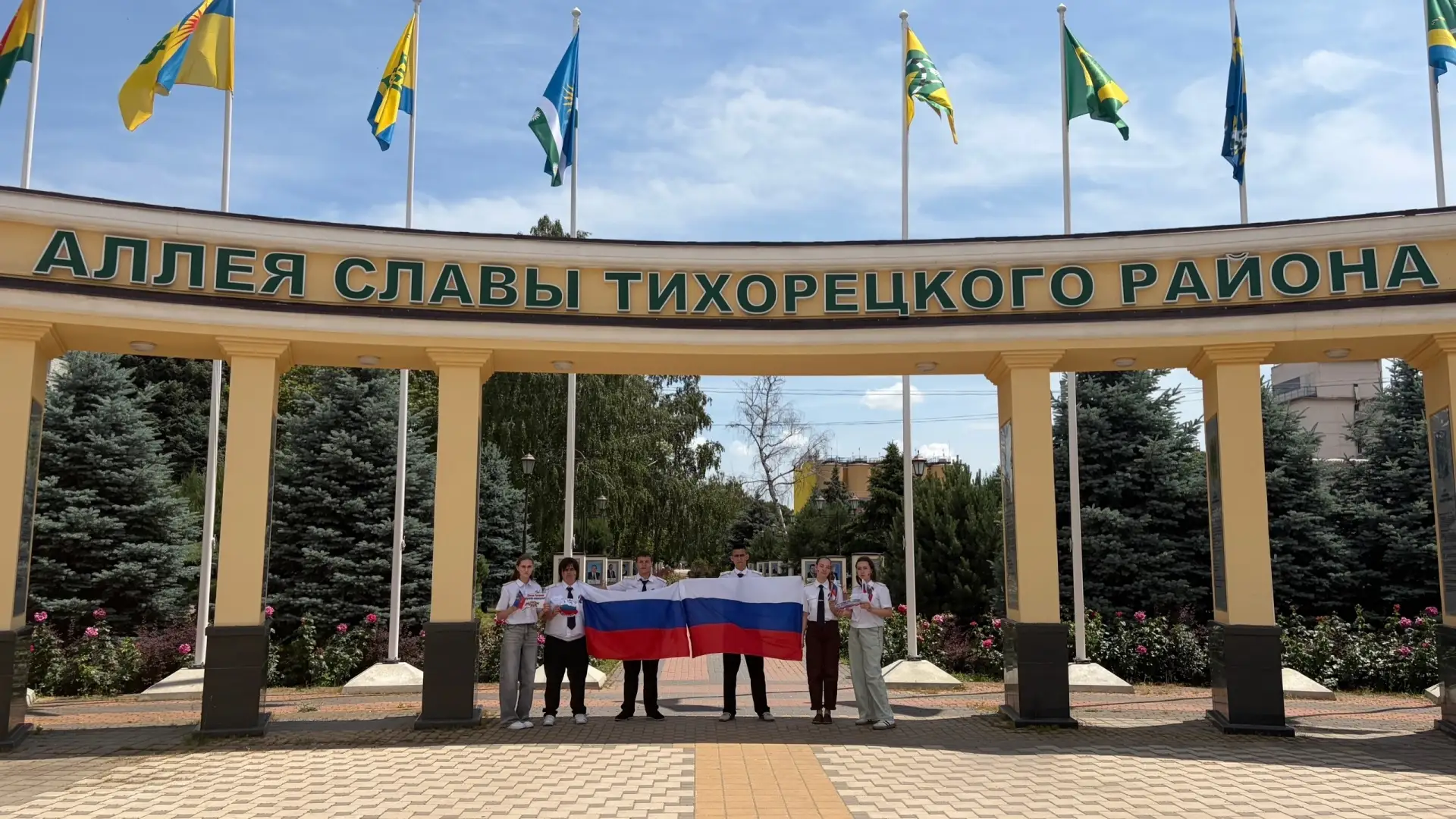 🇷🇺АКЦИЯ «РОССИЙСКИЙ ТРИКОЛОР»
Акция «Российский триколор» стала доброй традицией в честь главного 