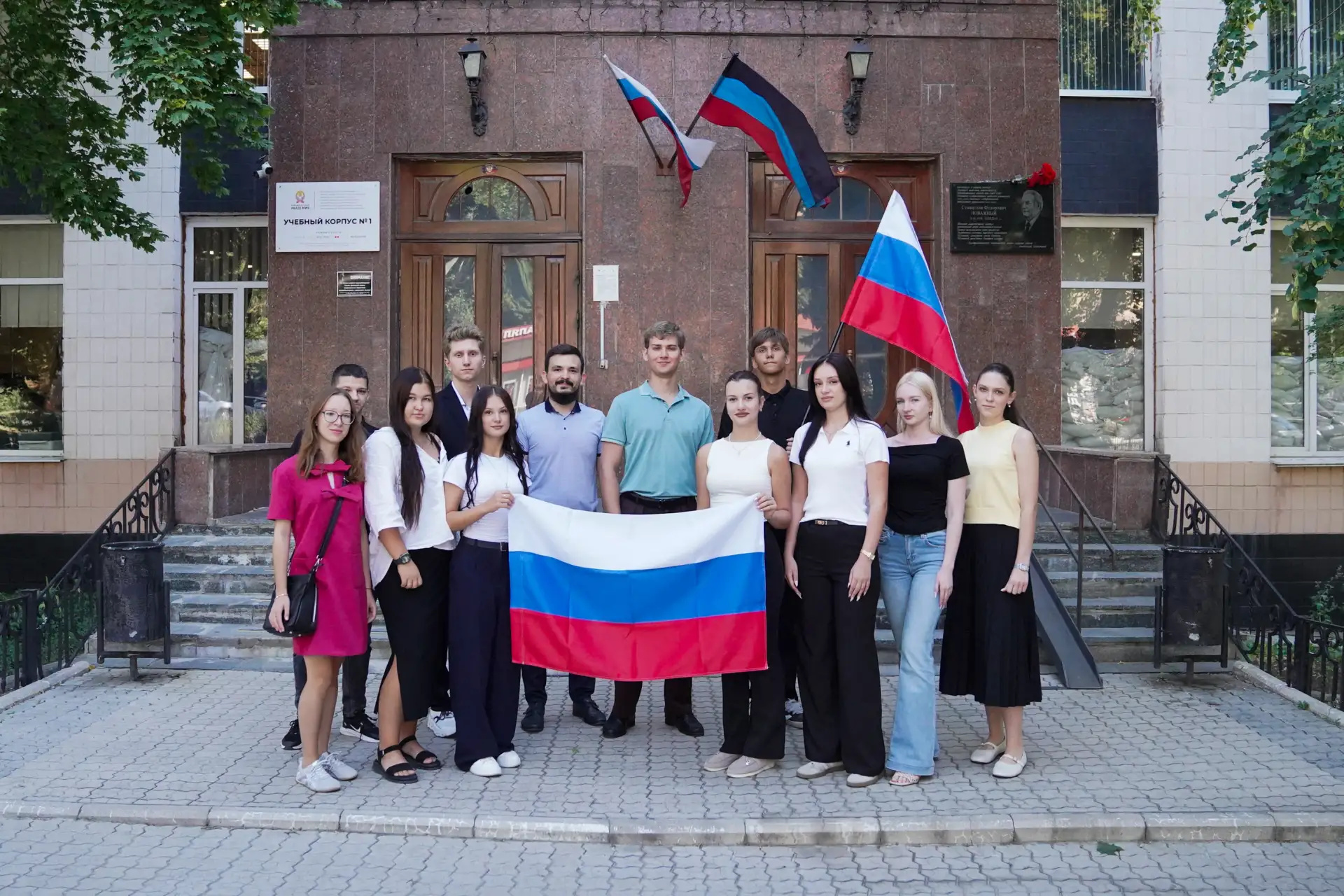 Поднимаем главный символ страны!