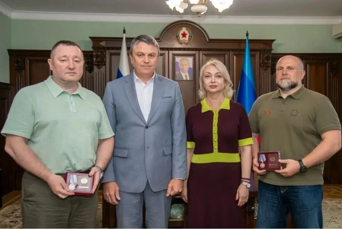 В преддверии Дня медицинского работника в ЛНР наградили врачей

📣 Глава ЛНР Леонид Пасечник вручил 