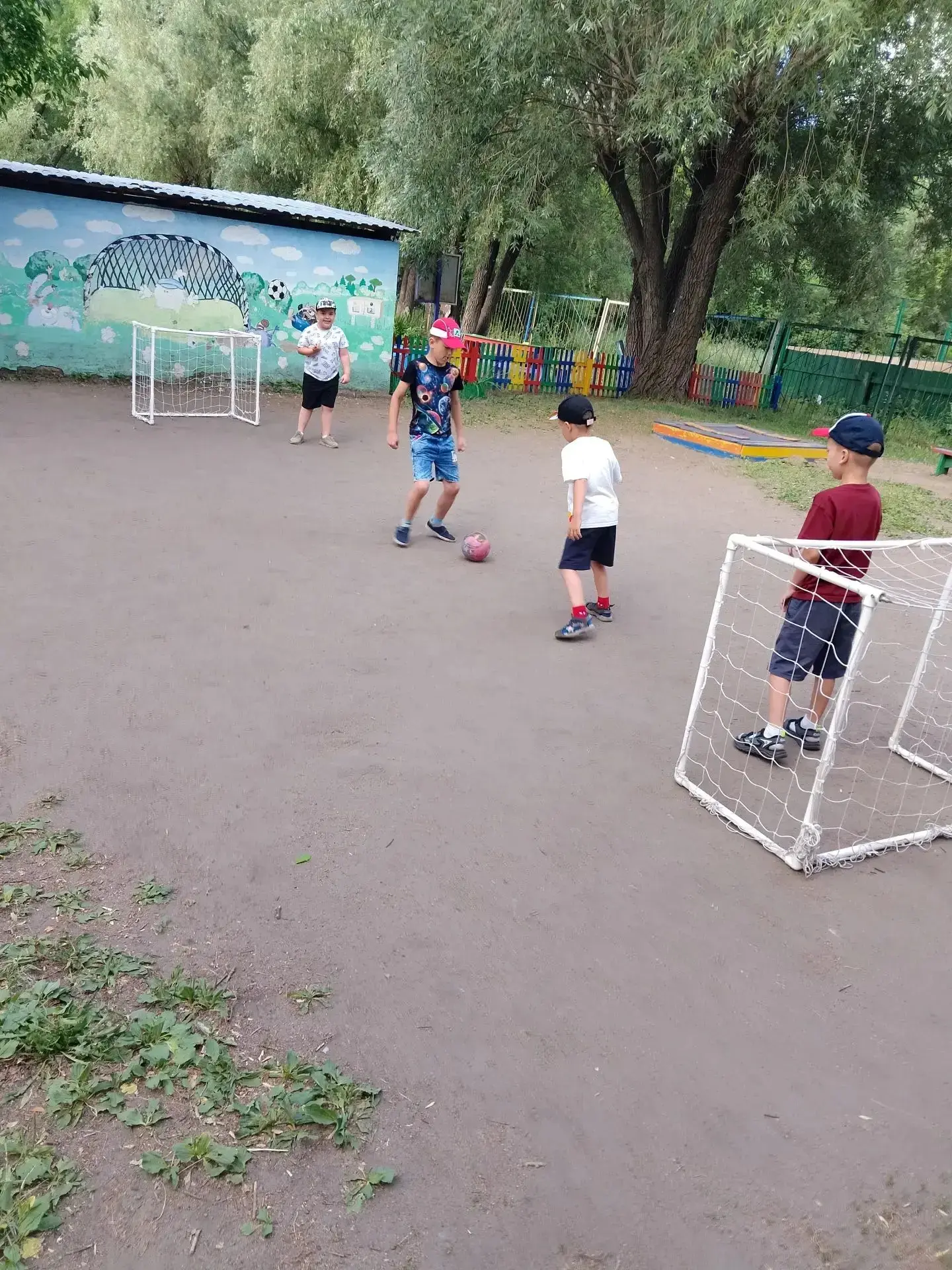 🙌Представьте себе картину: жаркое лето, солнце палит вовсю, а на детской площадке разворачивается н