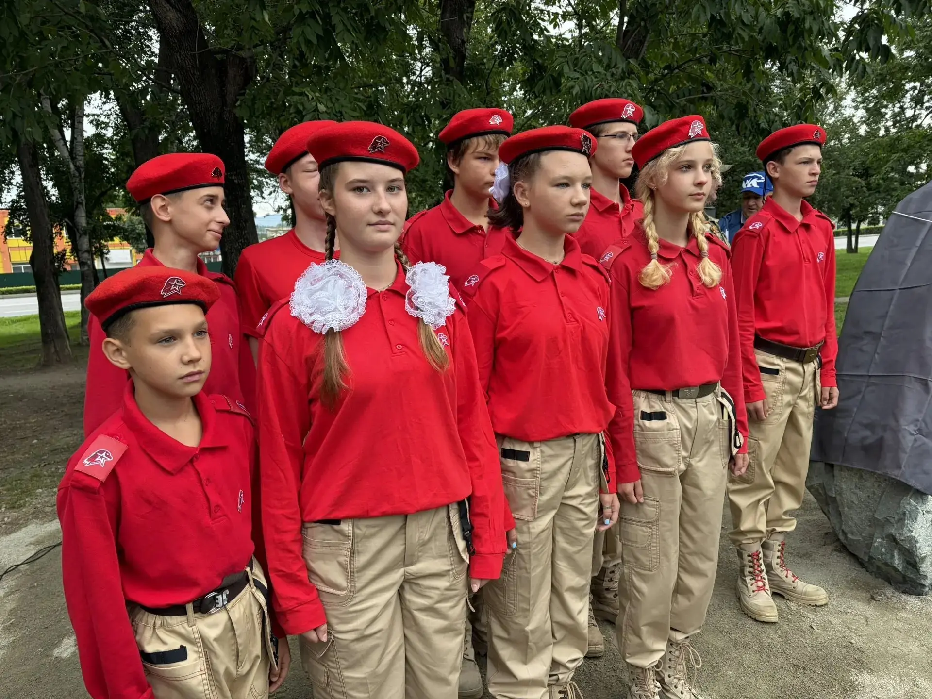 Гимназисты на торжественном городском мероприятии.