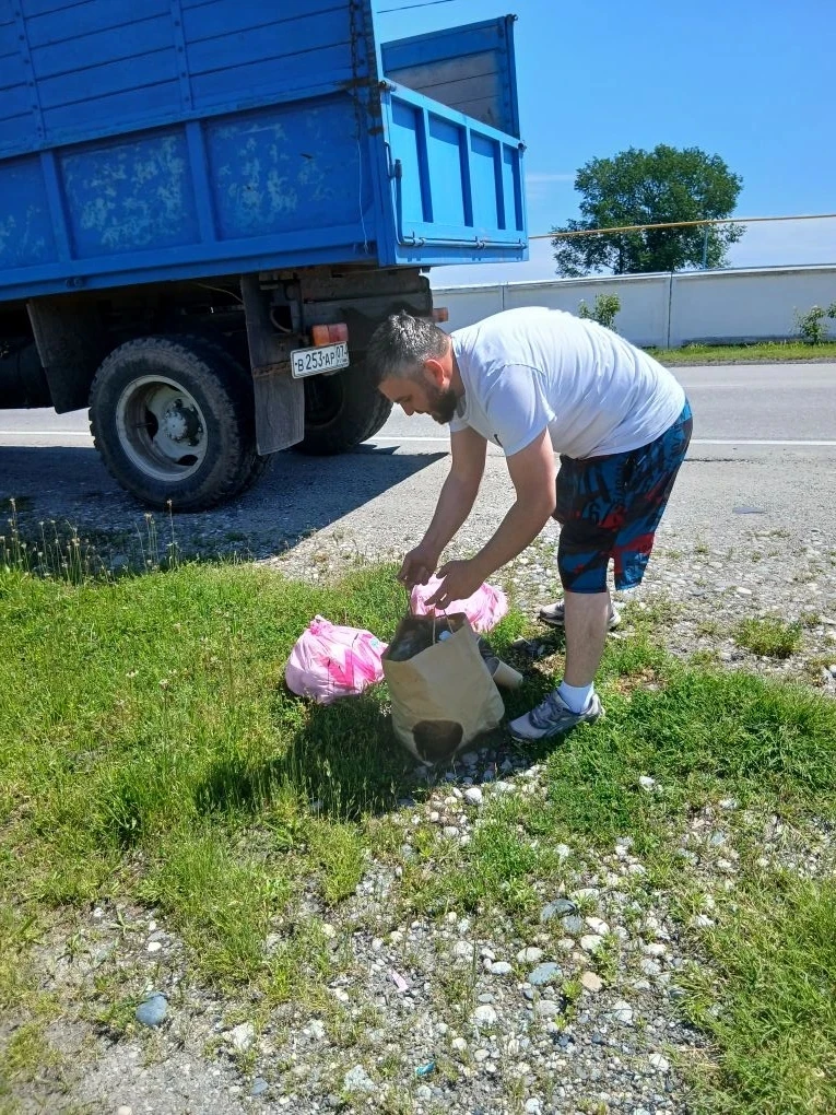 В субботу в сельском поселении Дейское состоялся субботник по санитарной уборке  и выво...