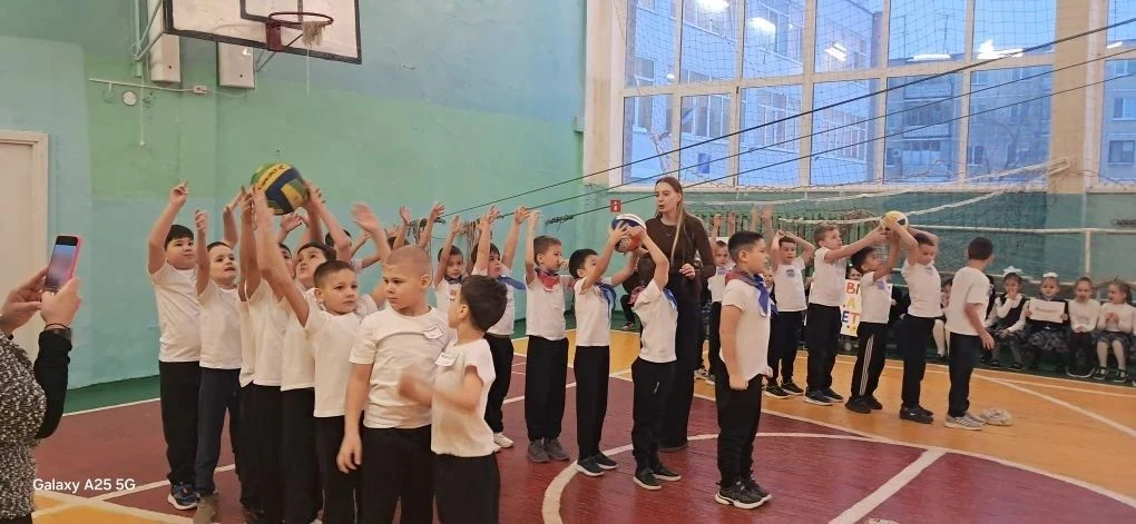 «А ну-ка, парни!» — наши первоклассники — настоящие герои! 
9.02 в МОАУ «СОШ №18» прошёл самый добры