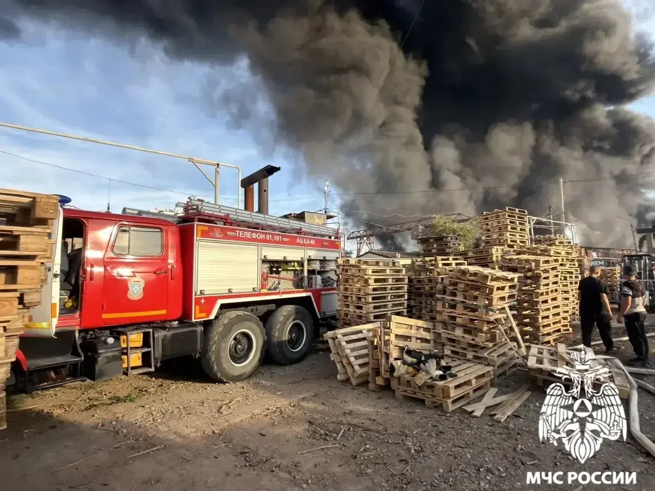 В Астрахани из-за пожара уничтожены склад вторсырья и экскаватор