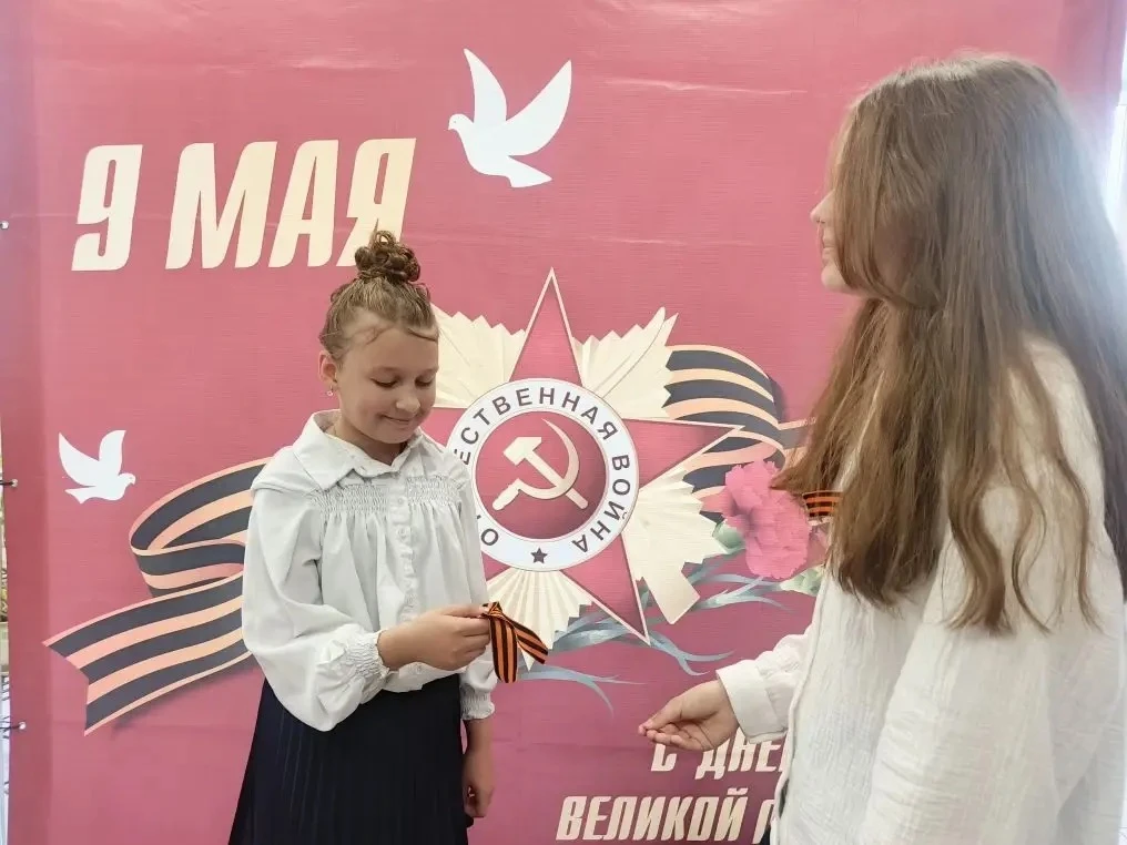 ⭐️В нашей школе прошла Акция «Георгиевская лента».  Учащиеся с гордостью повязали на одежду чёрно-ор