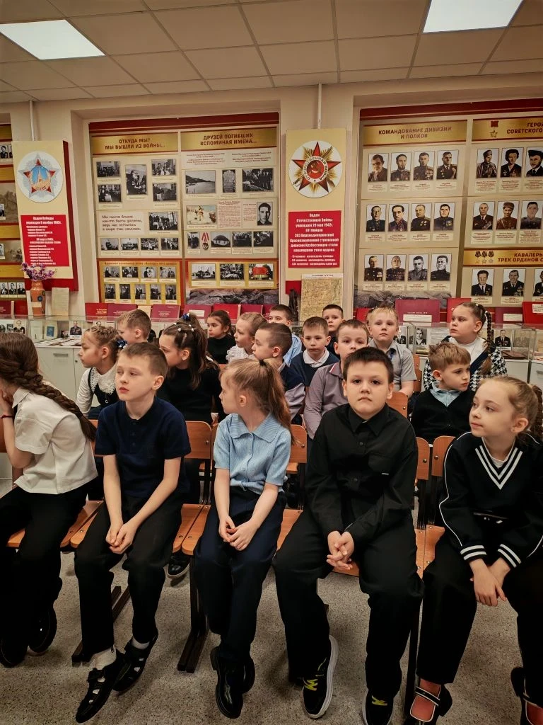 Сегодня, 26 марта, учащиеся   1б класса в рамках трека "Орленок - хранитель исторической памяти" кур