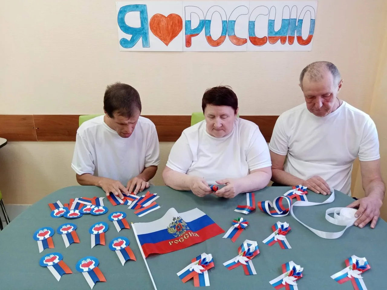 БРОШЬ ТРИКОЛОР
12 июня мы будем отмечать день рождения России — страны, в которой живём, которой гор