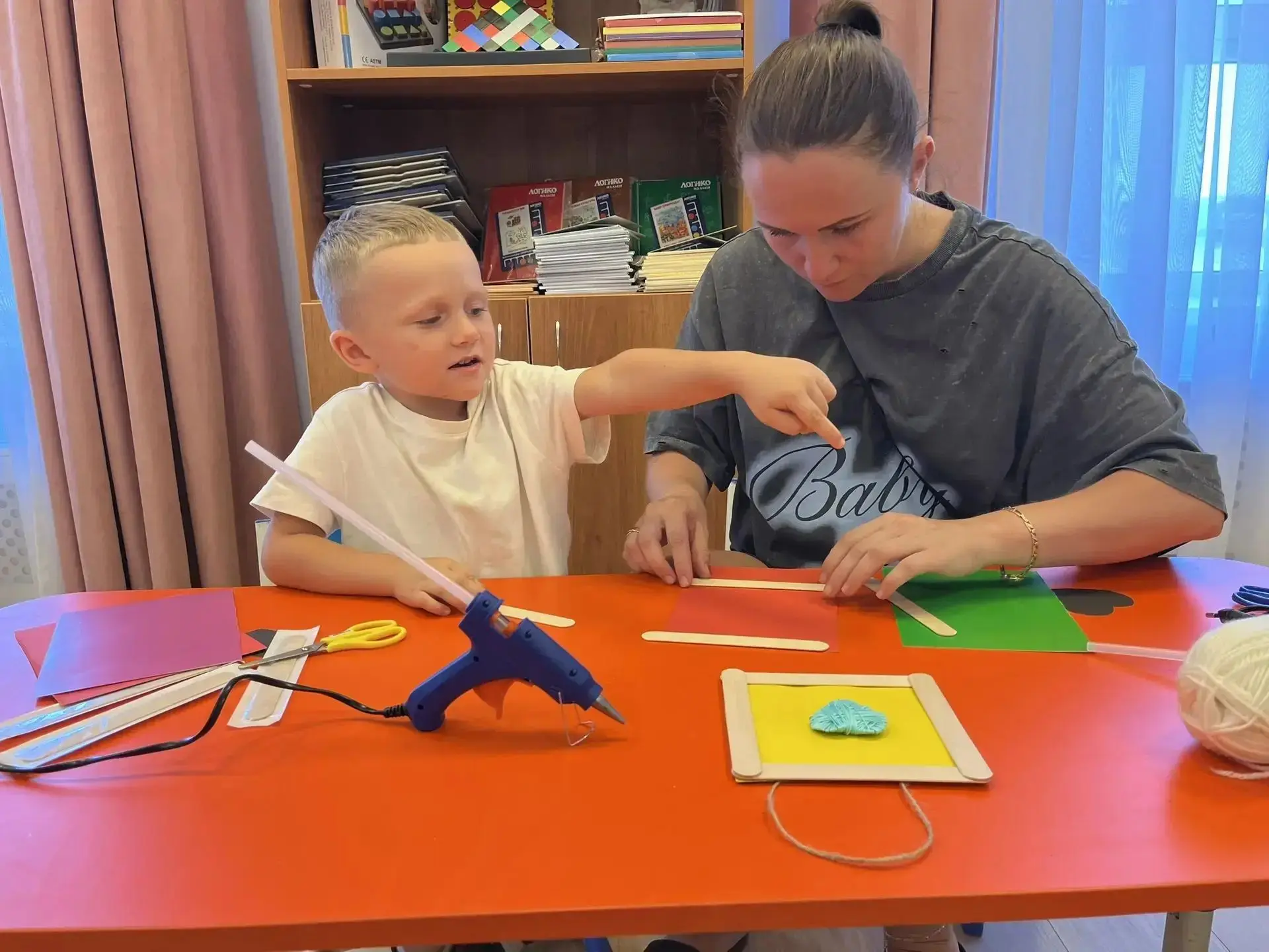 Родители 👨‍👩‍👧‍👦вместе с ребёнком приняли участие в увлекательном мастер‑классе! 🎉 Вместе они с