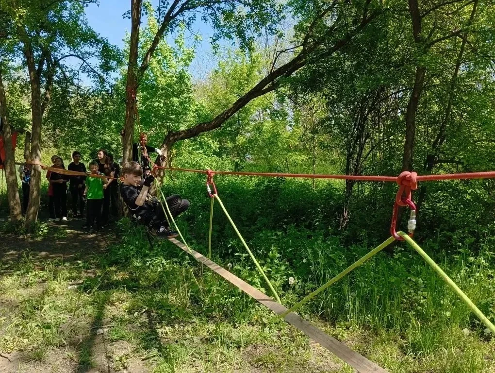 Юные активисты Движения Первых из 5 «Б» и 6 «А» с наставником Достовой Дианой организовали поход, по