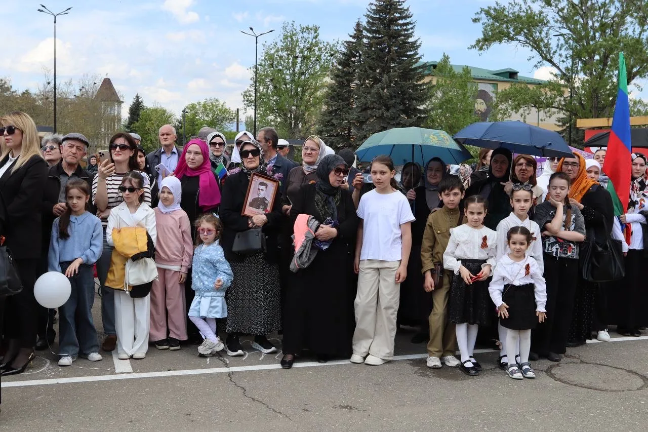 🎖 Большой фоторепортаж с торжественного митинга, прошедшего в Буйнакске в честь празднования 81-й го