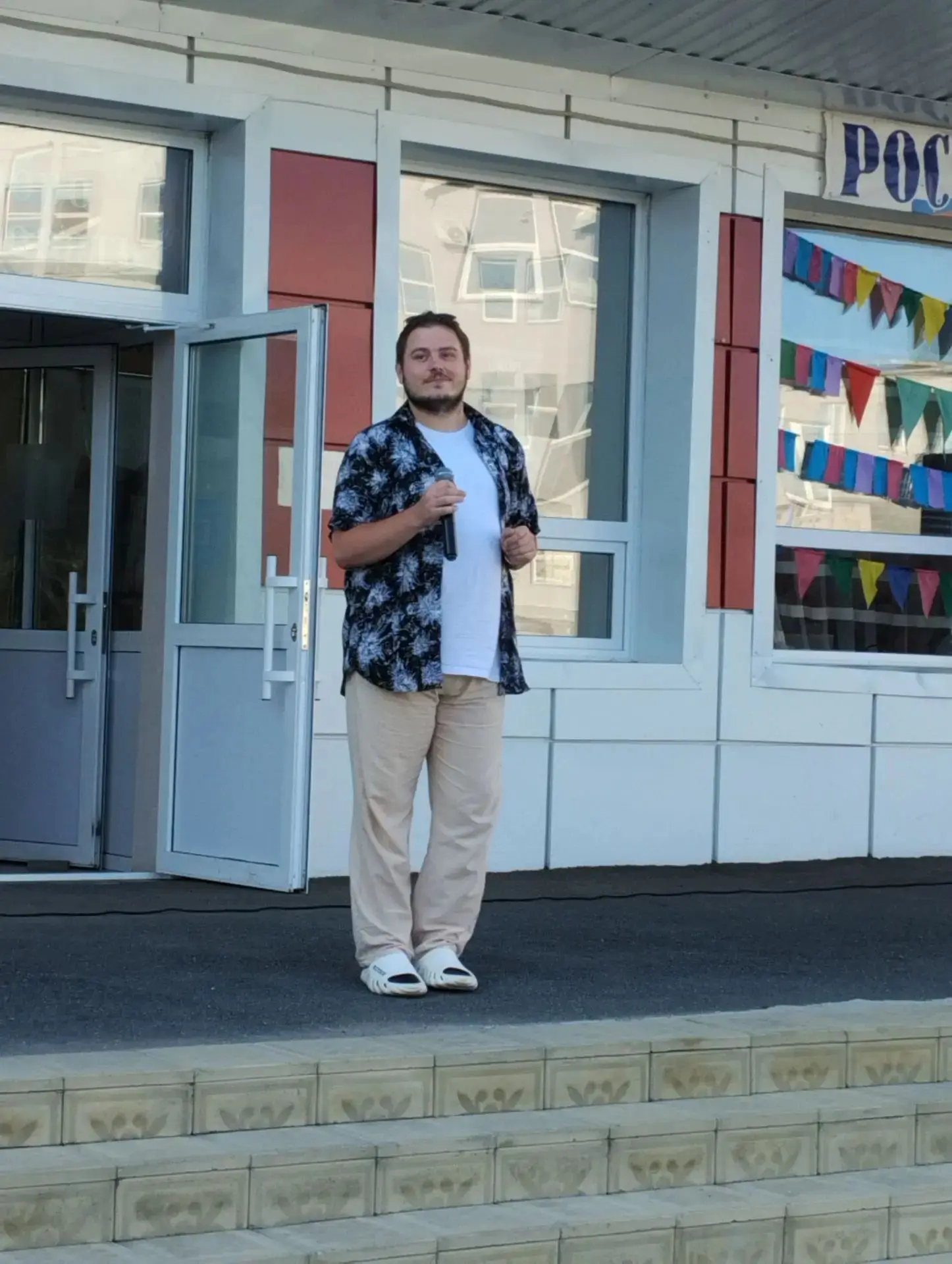 Вечер музыки и танцев на уличной площадке РДК, по традиции,  прошёл в компании наших за...