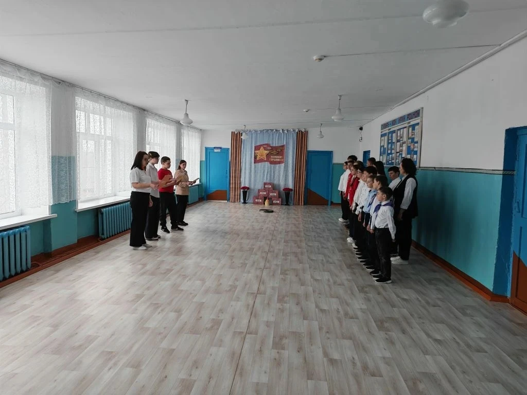 🇷🇺Сегодня в нашей школе состоялась торжественная линейка в рамках Всероссийской патри...
