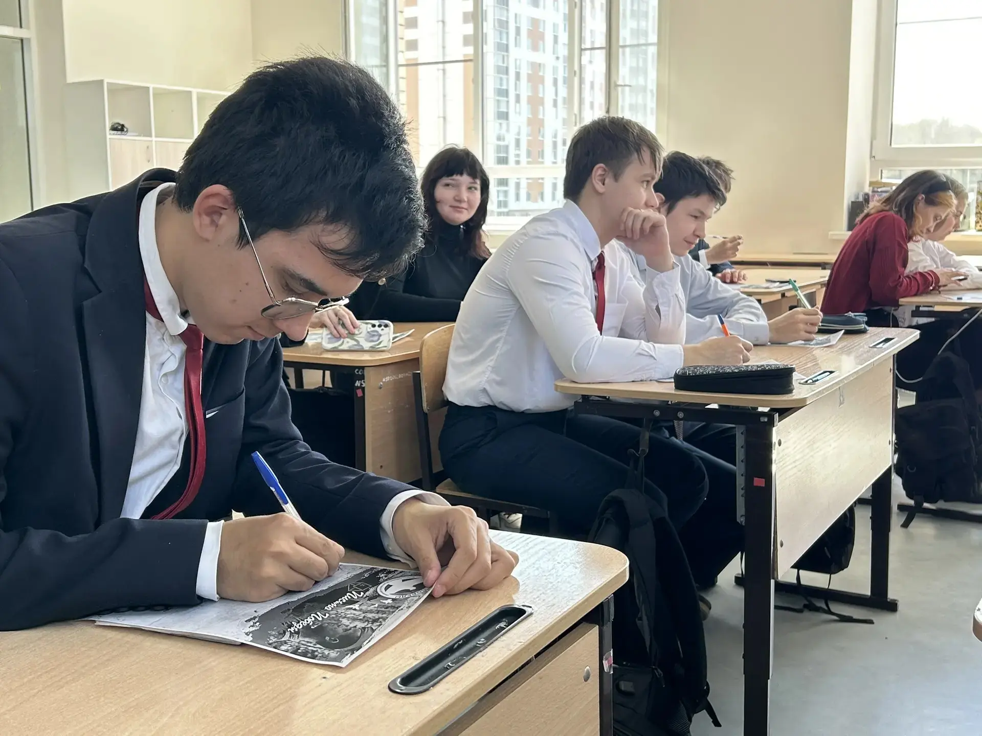 В преддверии праздника – Дня Победы – в старших классах средней школы №56 прошли тематические уроки,