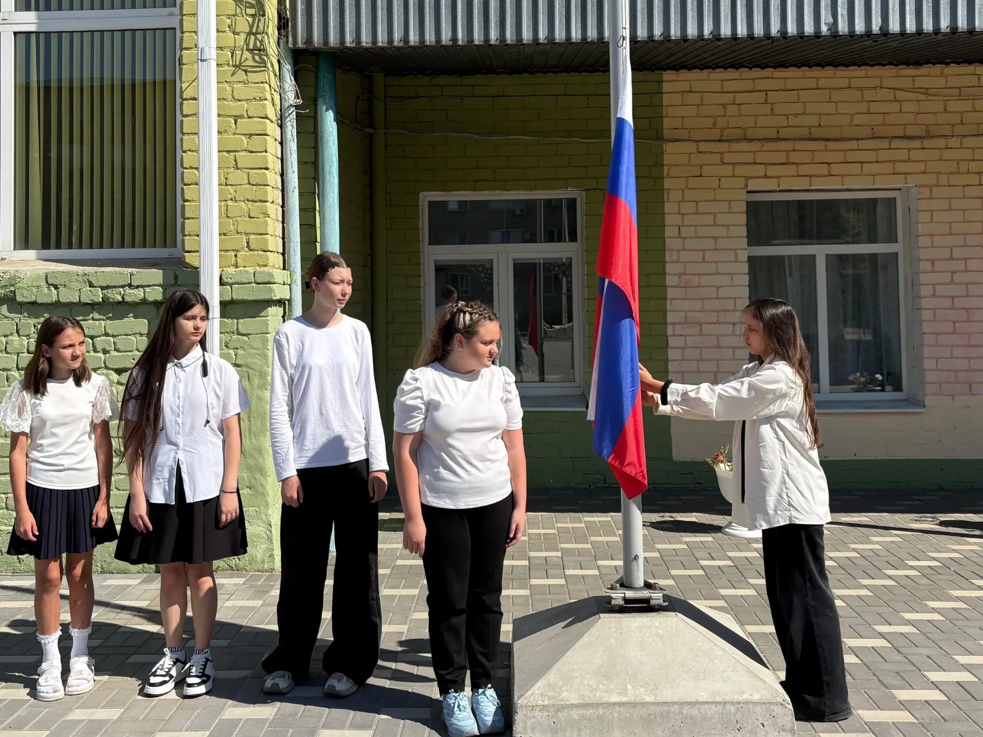 🇷🇺Учебная неделя в нашей школе по традиции завершилась Церемонией спуска Государствен...
