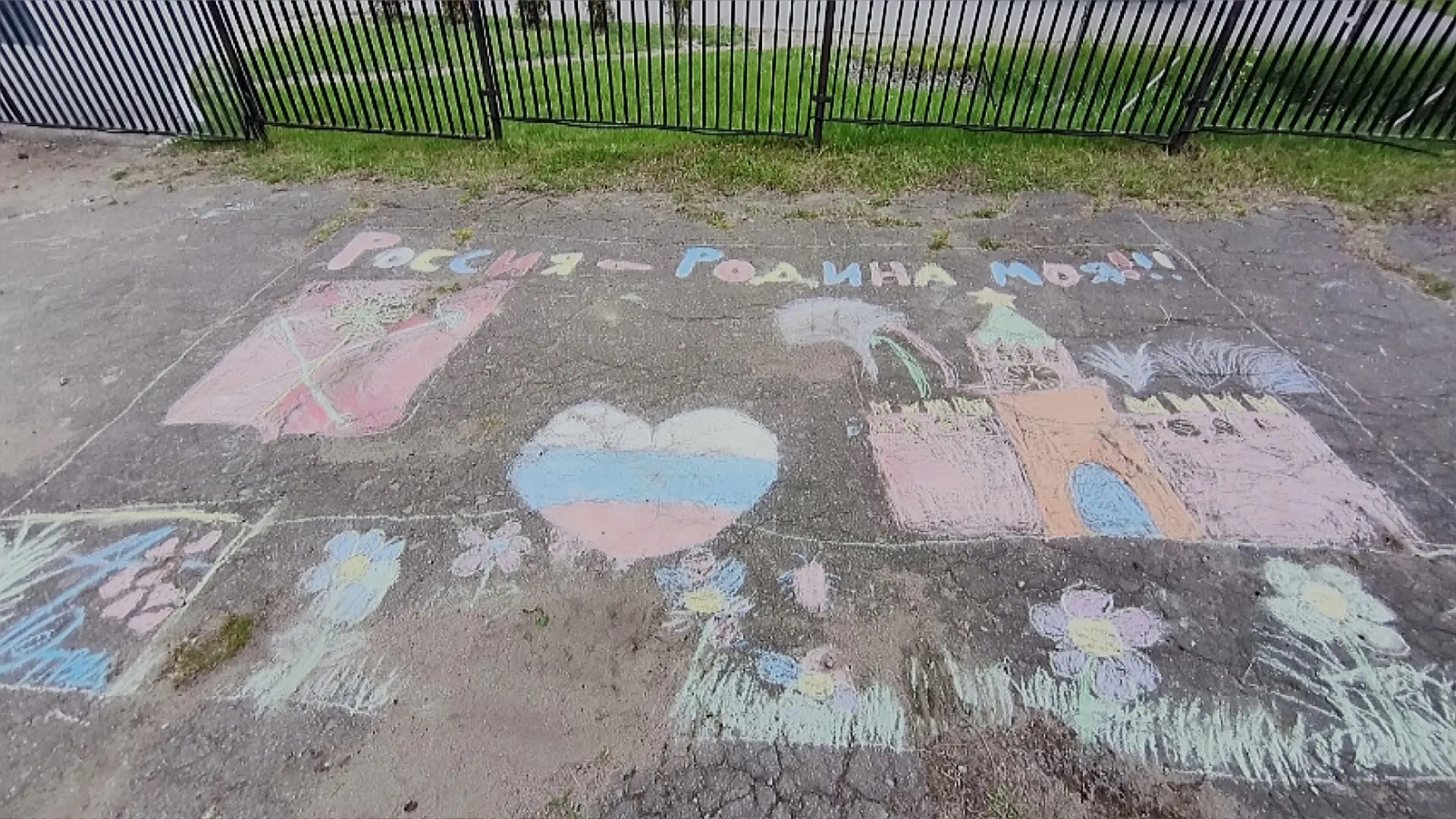 🇷🇺 «Наш дом – Россия»: 4 отряда, 4 шедевра на асфальте

В нашем лагере «Галактика» — самый красочн