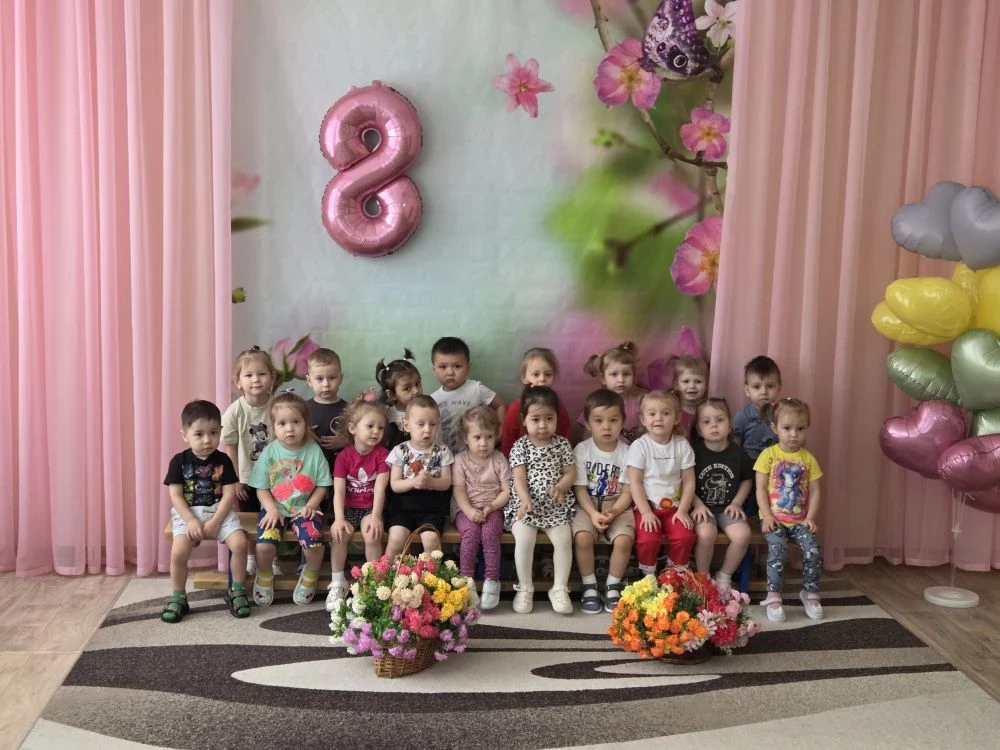 Малыши поздравляют своих любимых мамочек.