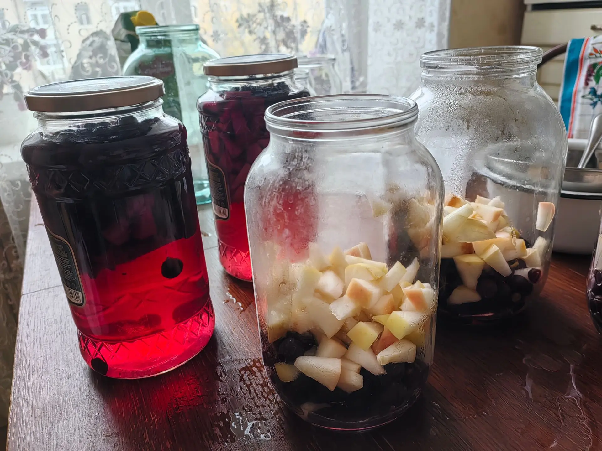 Этот компот гораздо вкуснее, чем просто яблочный и экономичнее, чем чисто виноградный: ...