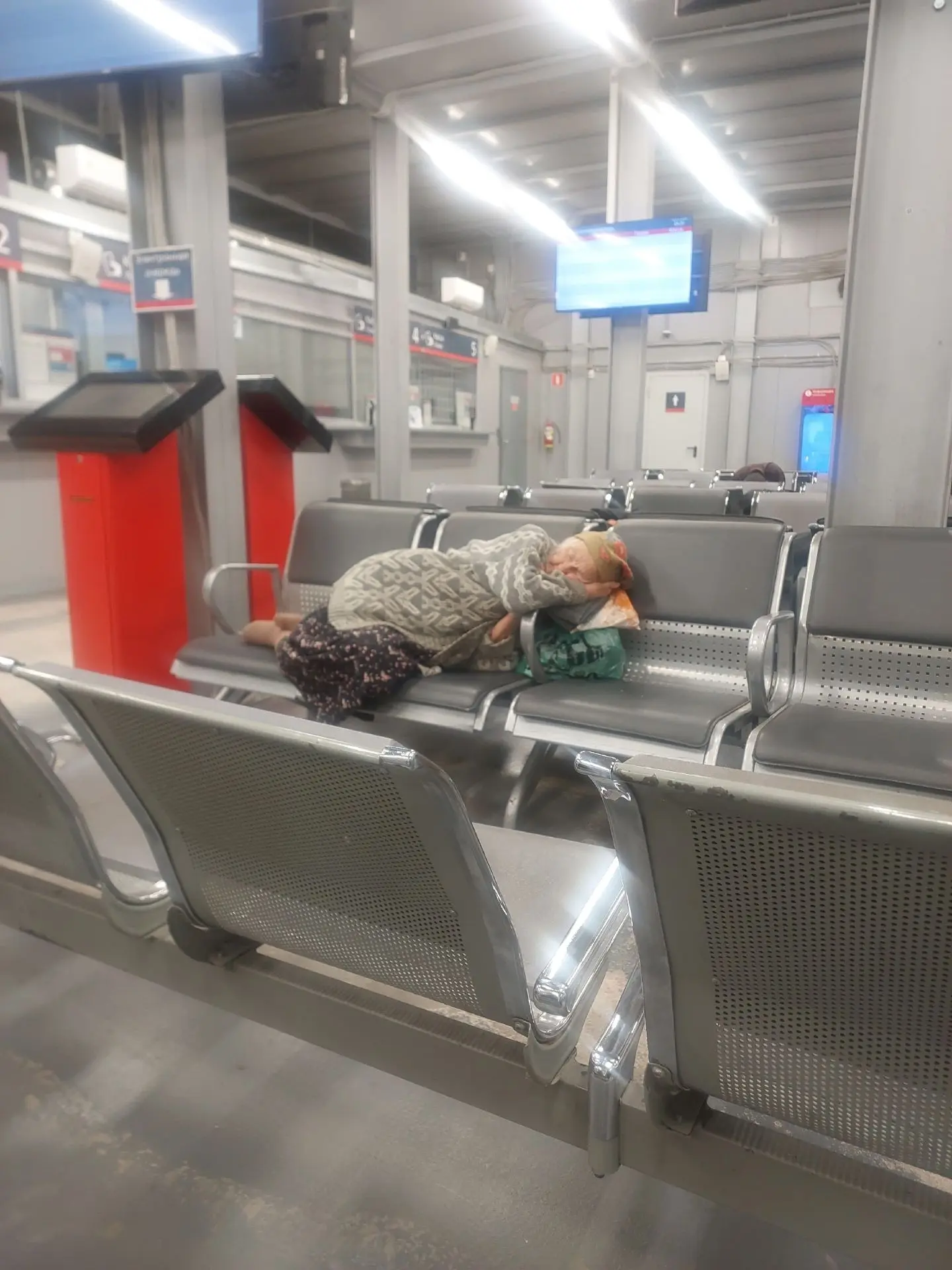 Добрый день, Саратов!!!Приехала с Воронежа и на ж/д вокзале увидела вот эту милую стару...