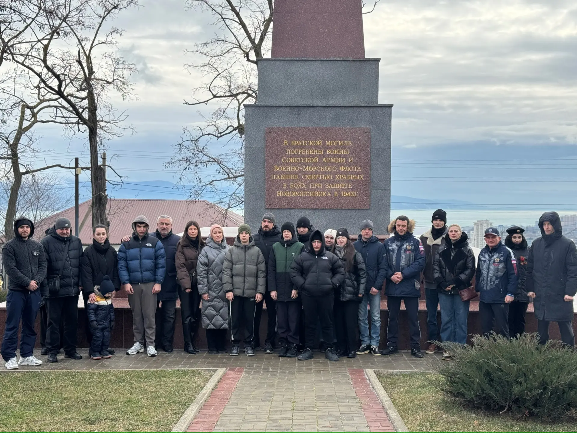 ВОЗЛОЖЕНИЕ ЦВЕТОВ 🌹🙏🏼   Учащиеся 9«Б» класса в составе Федерации Бокса, вместе с депутатом VIII созы
