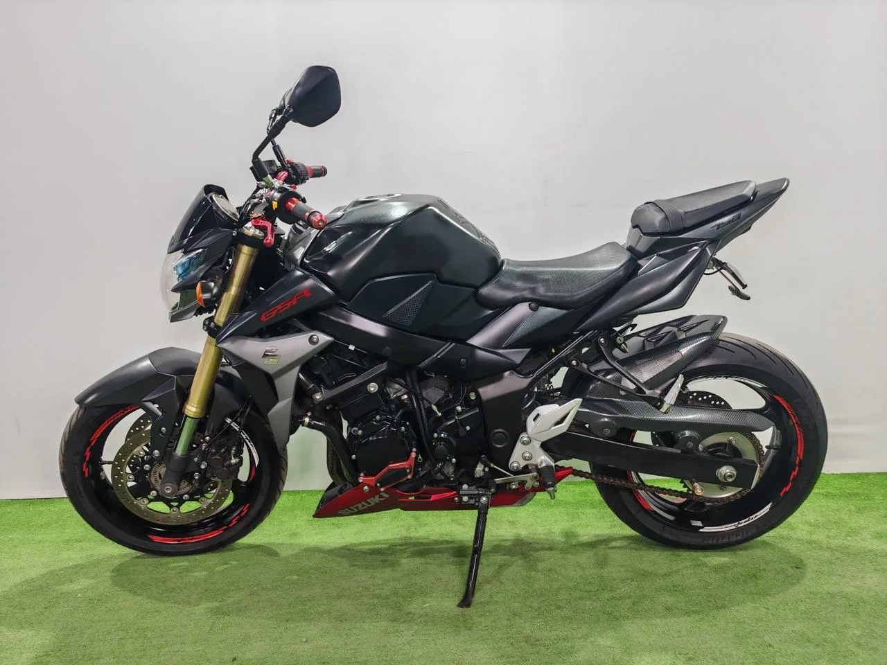 SUZUKI GSR750A в наличии во Владивостоке  Характеристики:  - 2013 год - объем 750 см3 - Аукцион AUCN